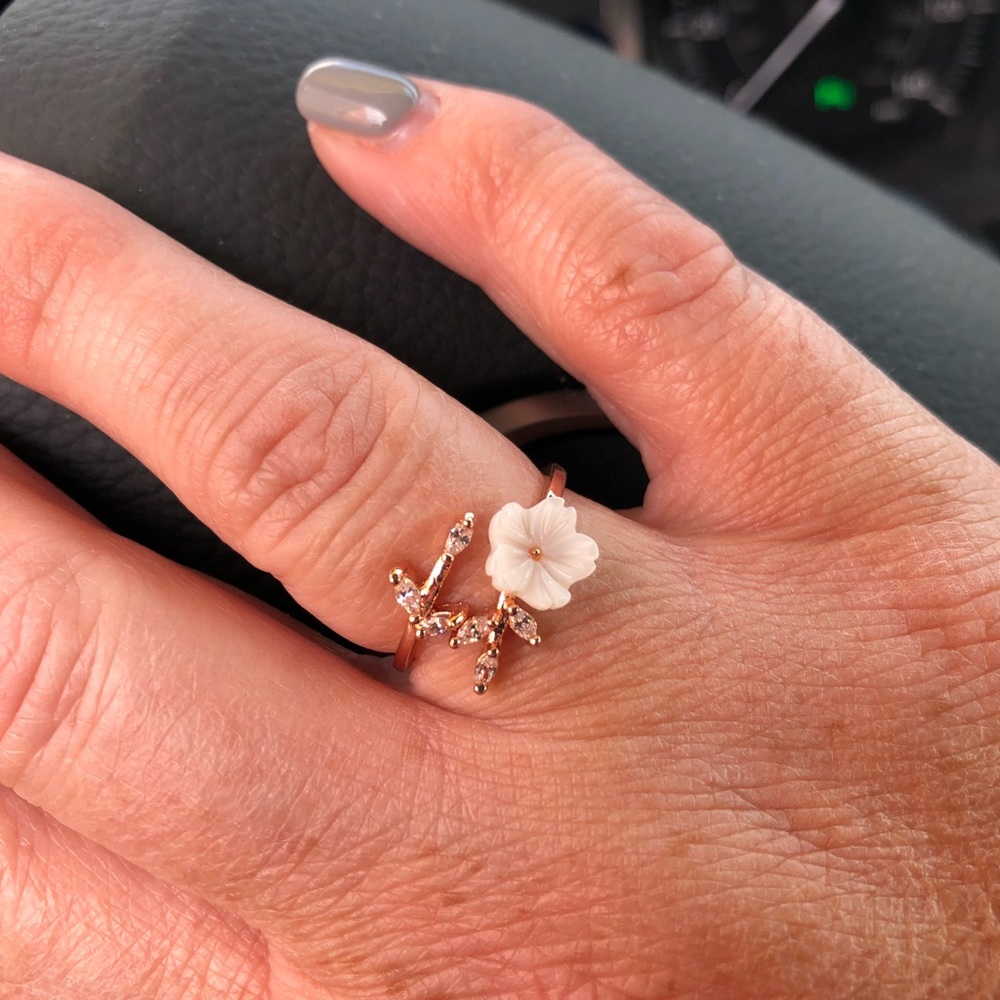 Rose Gold plated Flower Ring - Picture 4 of 5